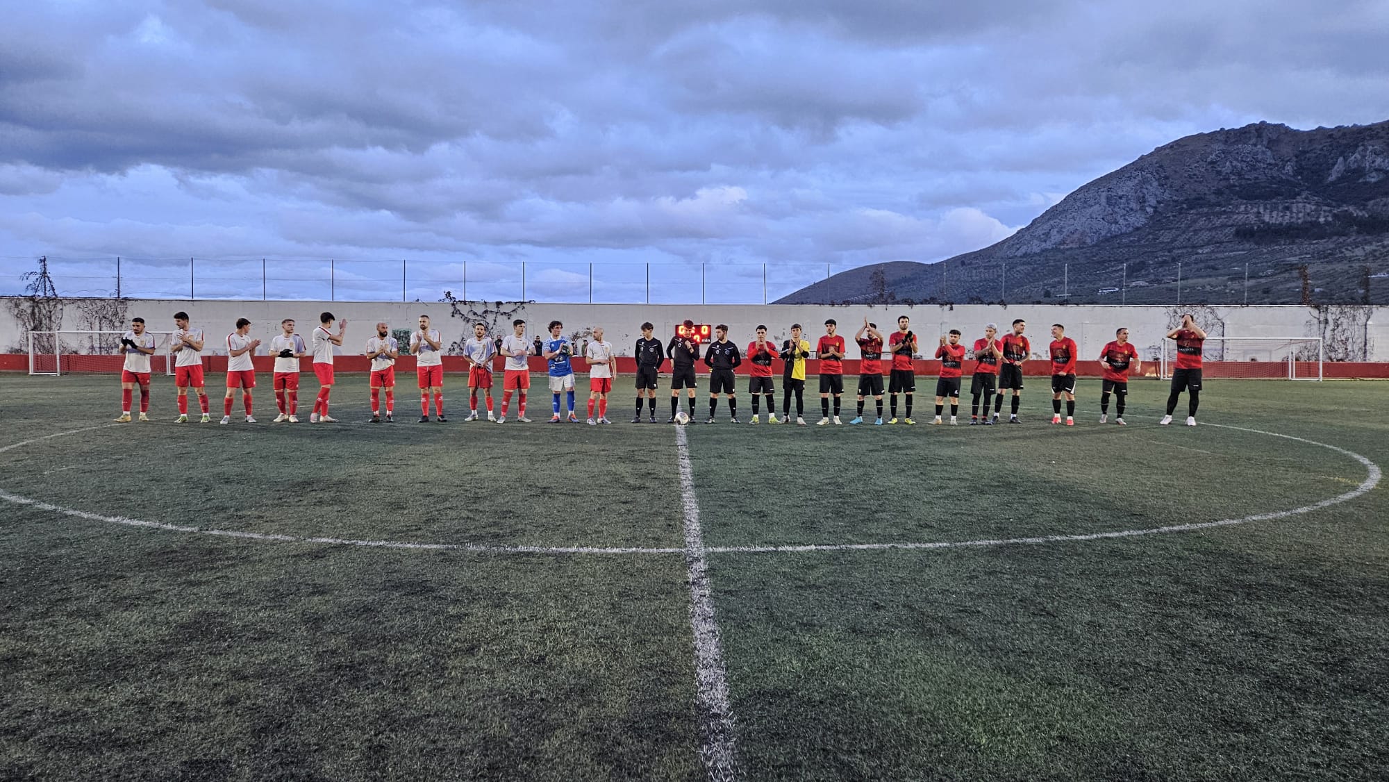 Saludo inicial entre equipos y trío arbitral