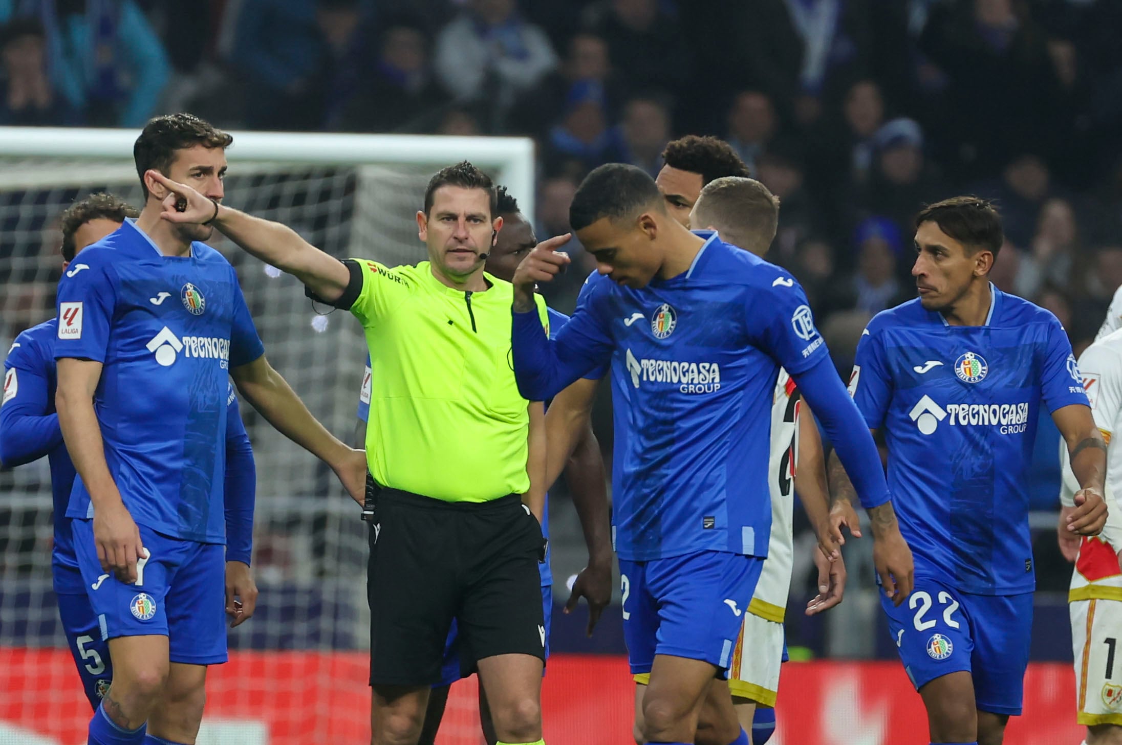 El centrocampista inglés del Getafe Mason Greenwood es expulsado con tarjeta roja directa durante el partido de la jornada 19 de LaLiga EA Sports contra el Rayo Vallecano. EFE/ Kiko Huesca