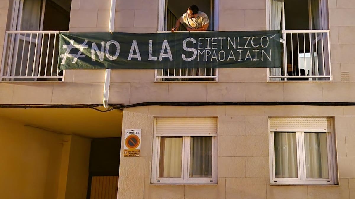 El barrio de San Andrés cuelga de sus balcones el #NoALaSemipeatonalizacion