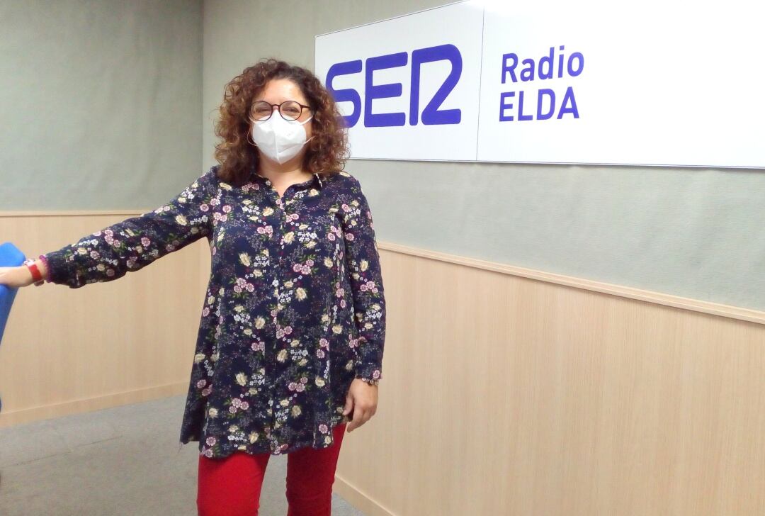 Virtudes Hernández en el estudio de Radio Elda SER