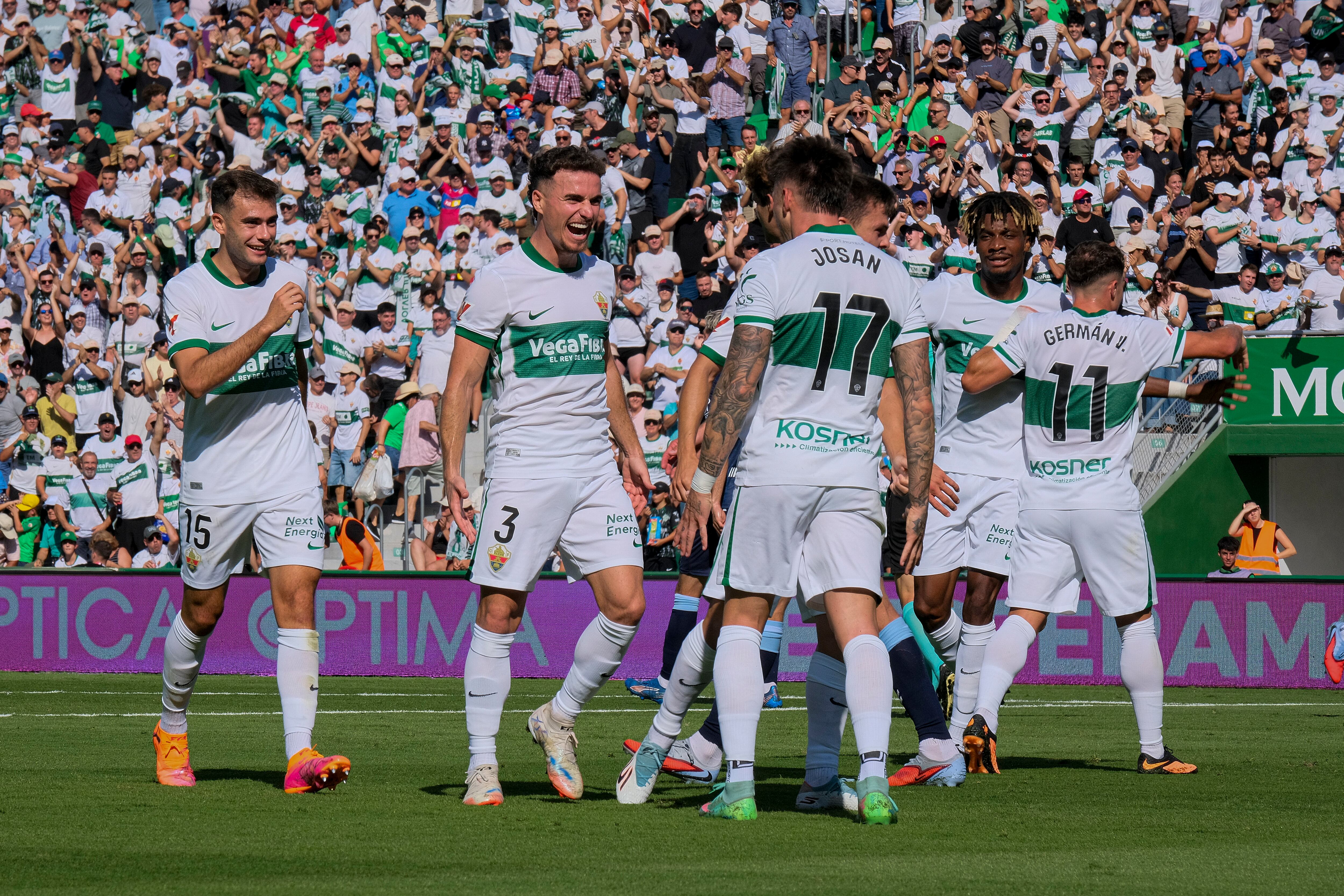 ELCHE (ALICANTE), 28/09/2025.- Los jugadores del Elche CF celebran el gol de André Silva este sábado, durante el partido de la jornada 7 de LaLiga EA Sports, entre el Elche CF y el RC Celta de Vigo, en el estadio Martínez Valero. EFE / Pablo Miranzo