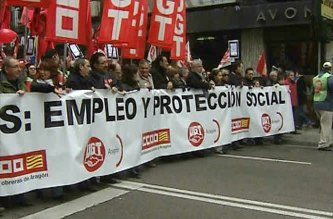 Imagen de la cabecera de la manifestación que ha tenido lugar en Zaragoza contra la crisis económica