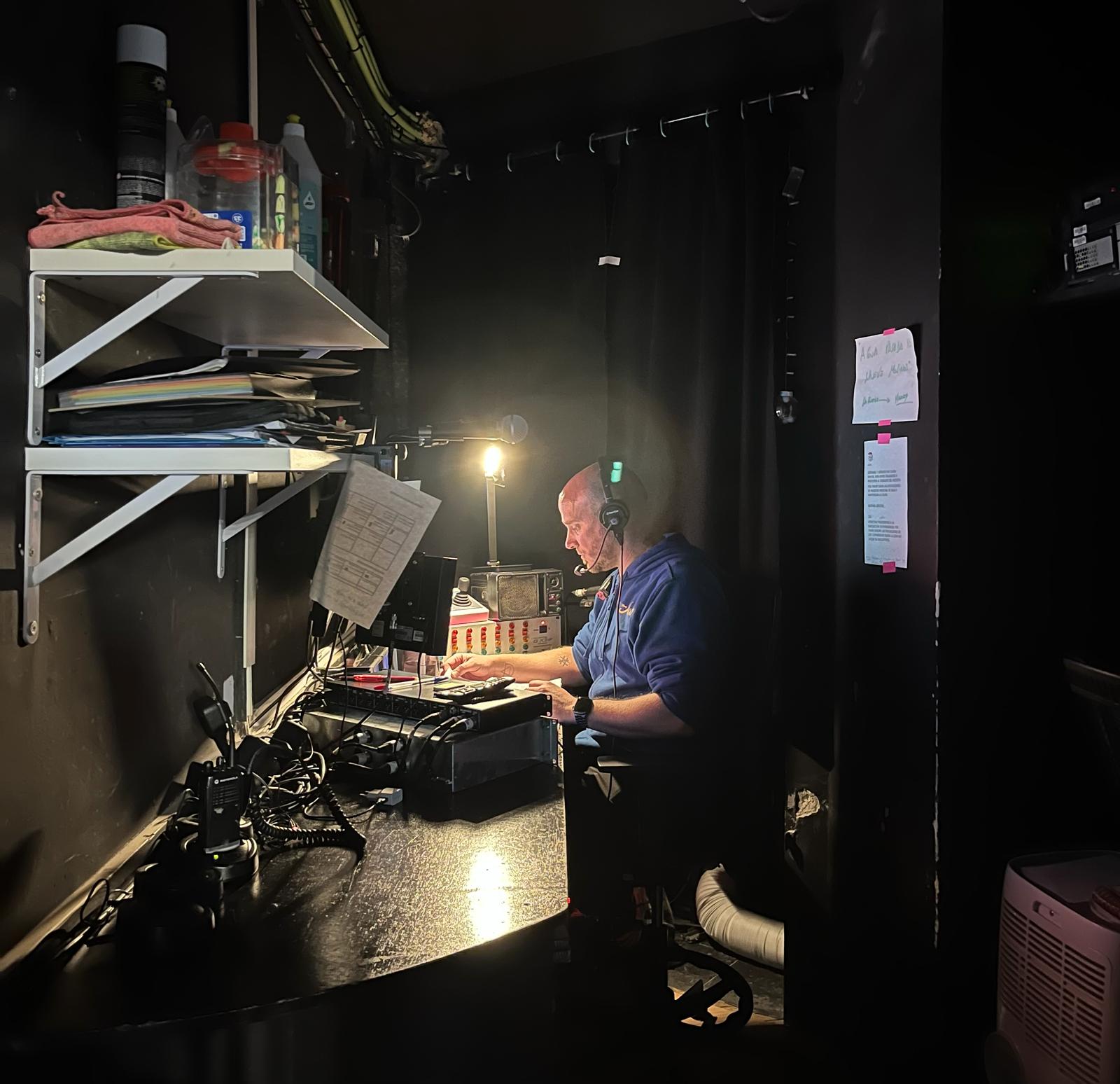 Gonzalo, el jefe regidor, dirigiendo el directo desde una pequeña sala en la parte de arriba del Teatro Coliseum. 