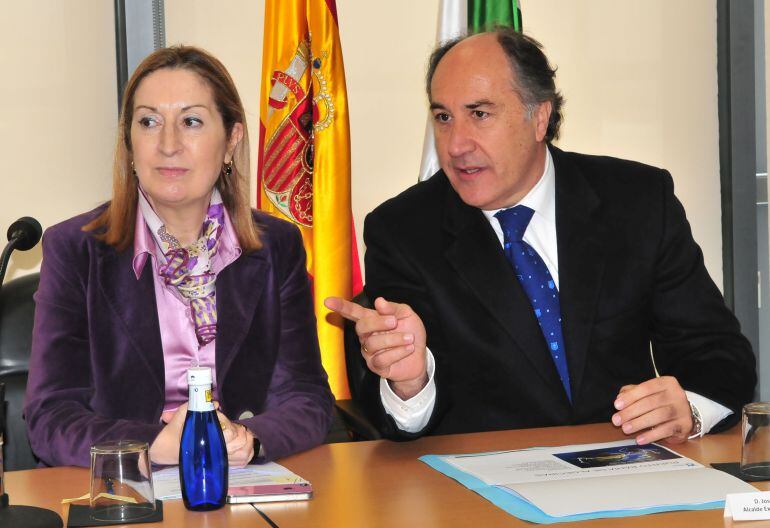 La ministra de Fomento Ana Pasto junto al alcalde de Algeciras José Ignacio Landaluce.