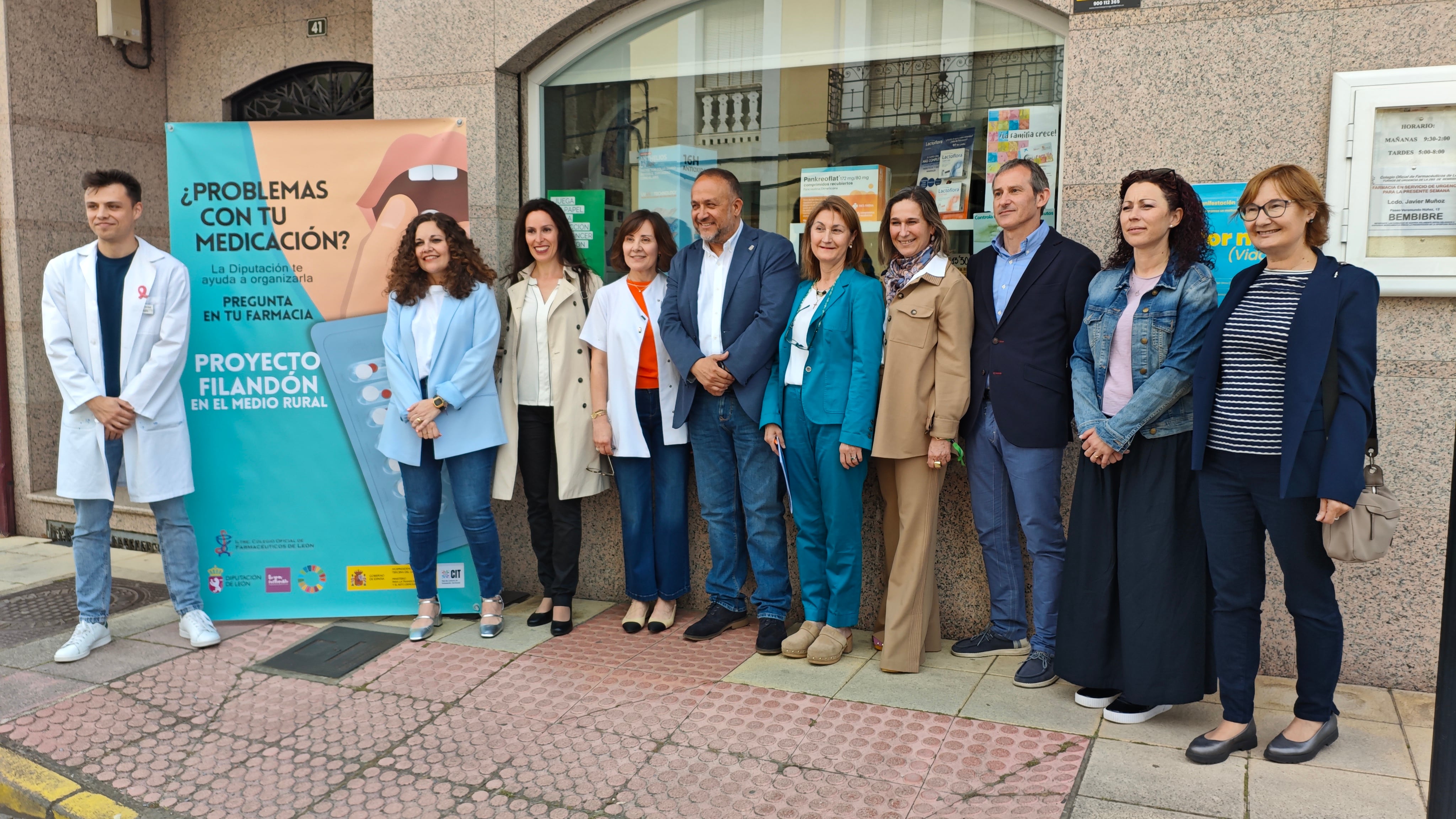 Responsable de la Diputación de León y el Colegio de Farmacéuticos frente a la farmacia de Bembibre donde se ha renovado el convenio