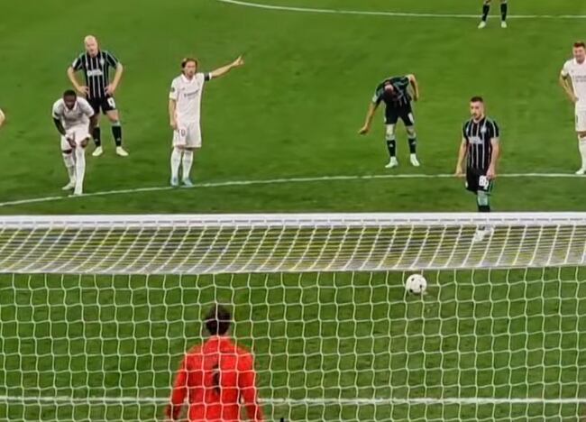 Modric señala dónde irá el penalti