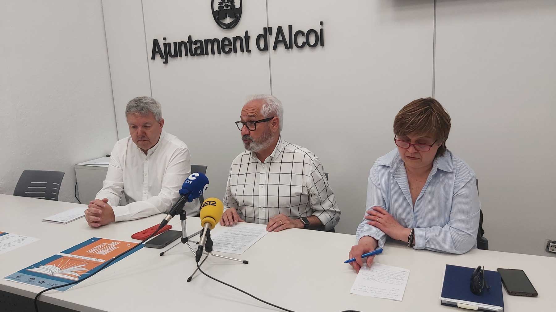 Josep Lluís Santonja, Ignacio Trelis y Eva Girón, durante la presentación de esta primera edición del Salón del Libro