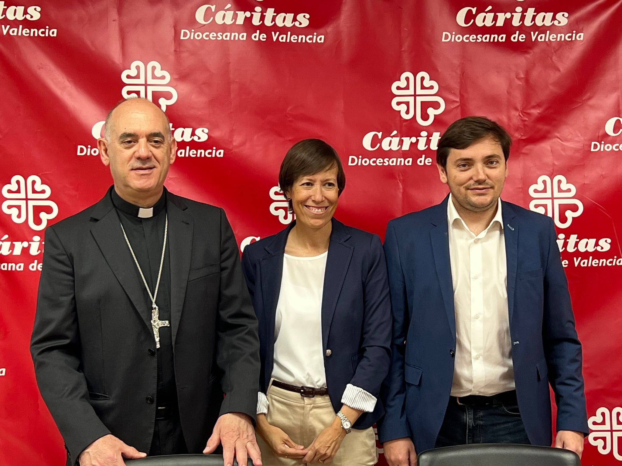 Arturo Ros, obispo auxiliar de Valencia; Ignacio Grande, director de Cáritas Valencia; y Aurora Aranda, secretaria general de Cáritas Valencia. Fuente: Cáritas