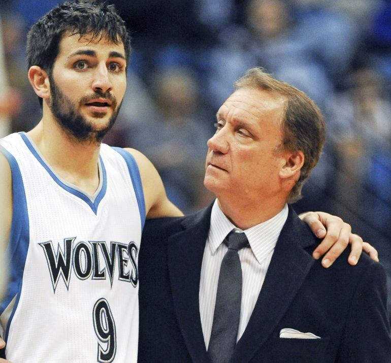 El director técnico de Timberwolves, Flip Saunders, conversa con el jugador Ricky Rubio.