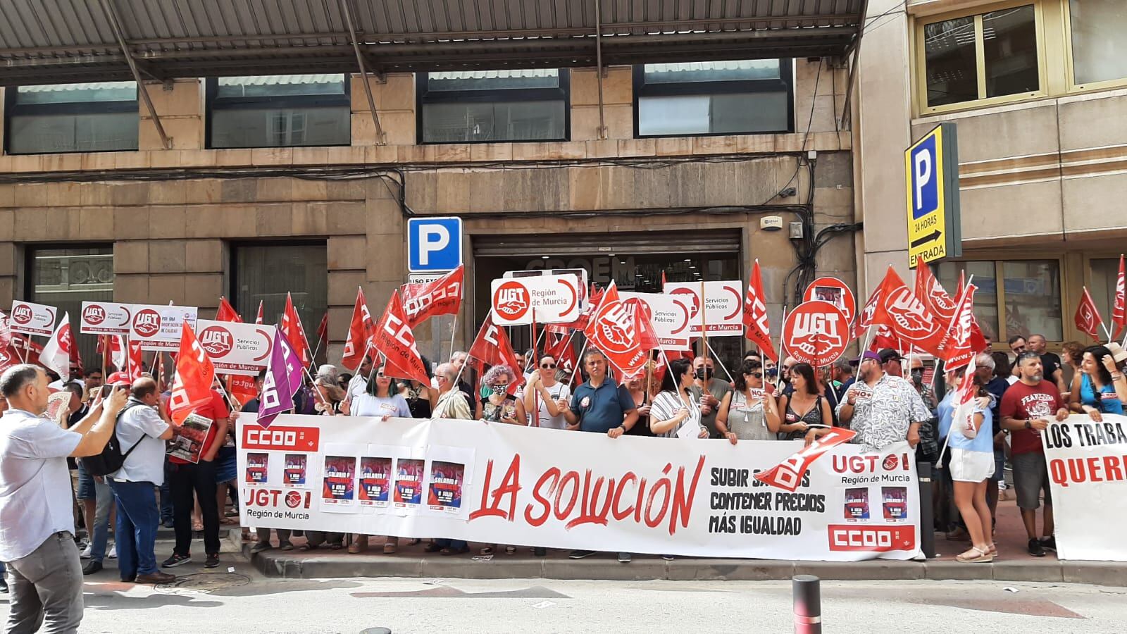 UGT y CCOO protestan ante la CROEM para exigir subidas salariales