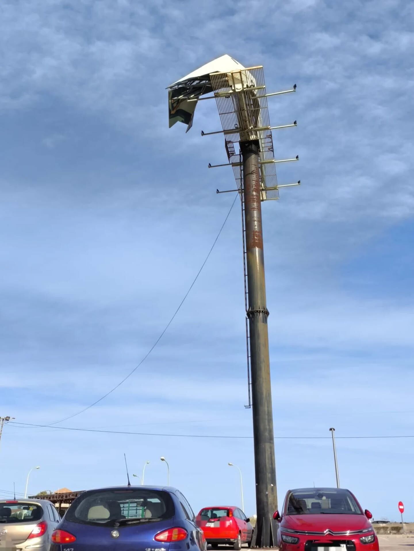 Cartel con riesgo de caerse en Tavernes.