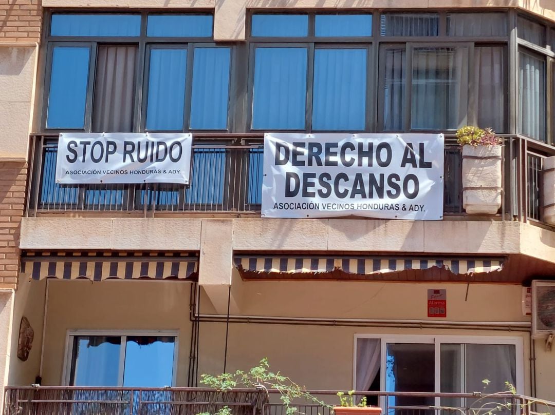 Los vecinos de la plaza Honduras y adyacentes han colgado pancartas para reclamar descanso por las noches. 