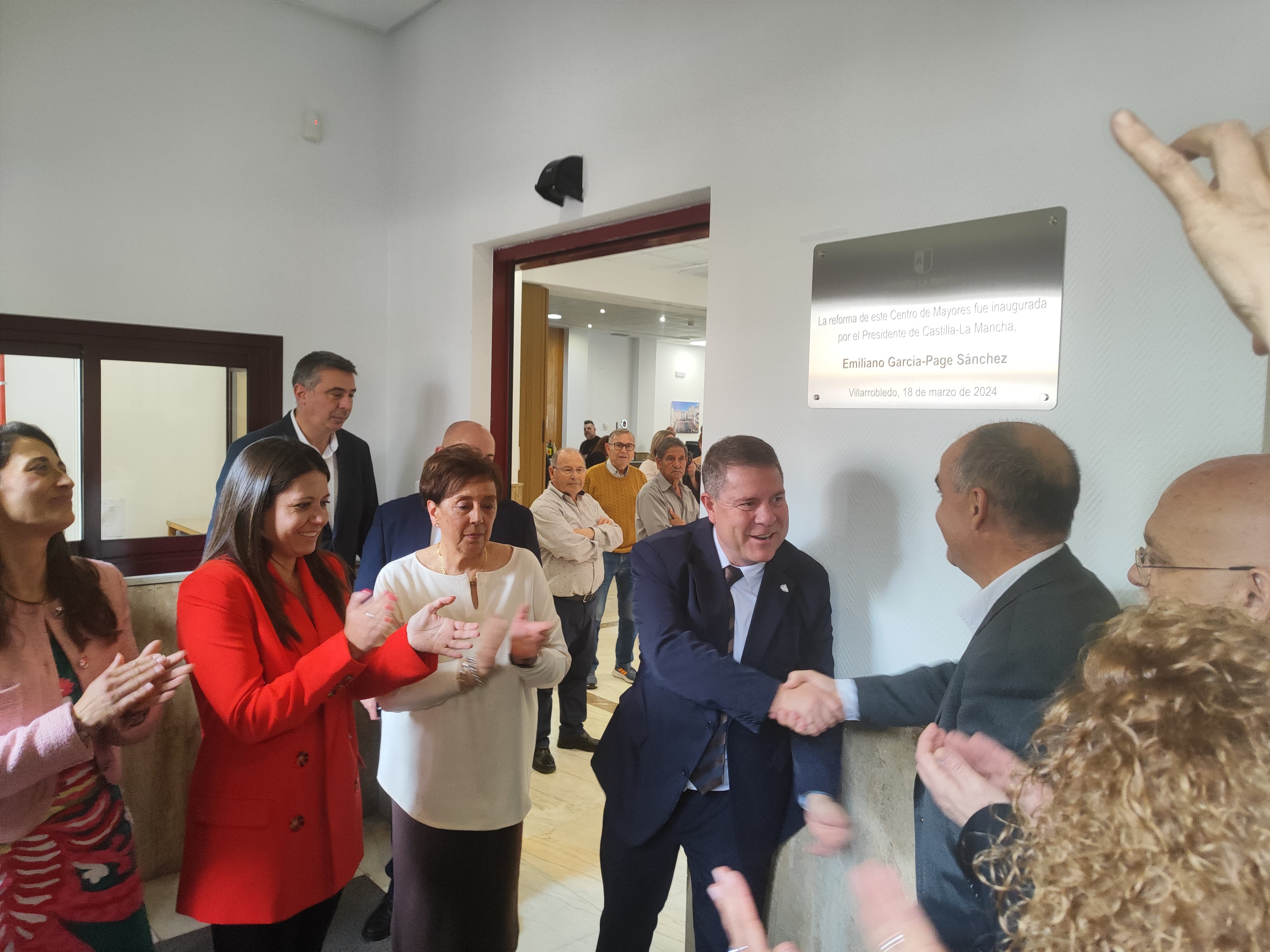 Emiliano García-Page, presidente de Castilla-La Mancha, da la mano al alcalde de Villarrobledo, Valentín Bueno, tras descubrir la placa. A la derecha de García-Page (izda) la directora del centro y, a su lado, la consejera de Bienestar Social, Bárbara García Torijano