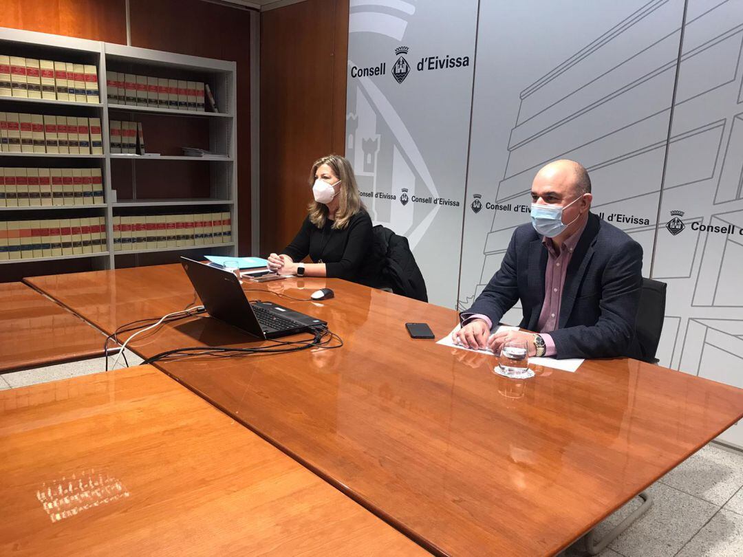 La consellera de Salud y el presidente del Consell de Ibiza tras la reunión en la máxima institución insular