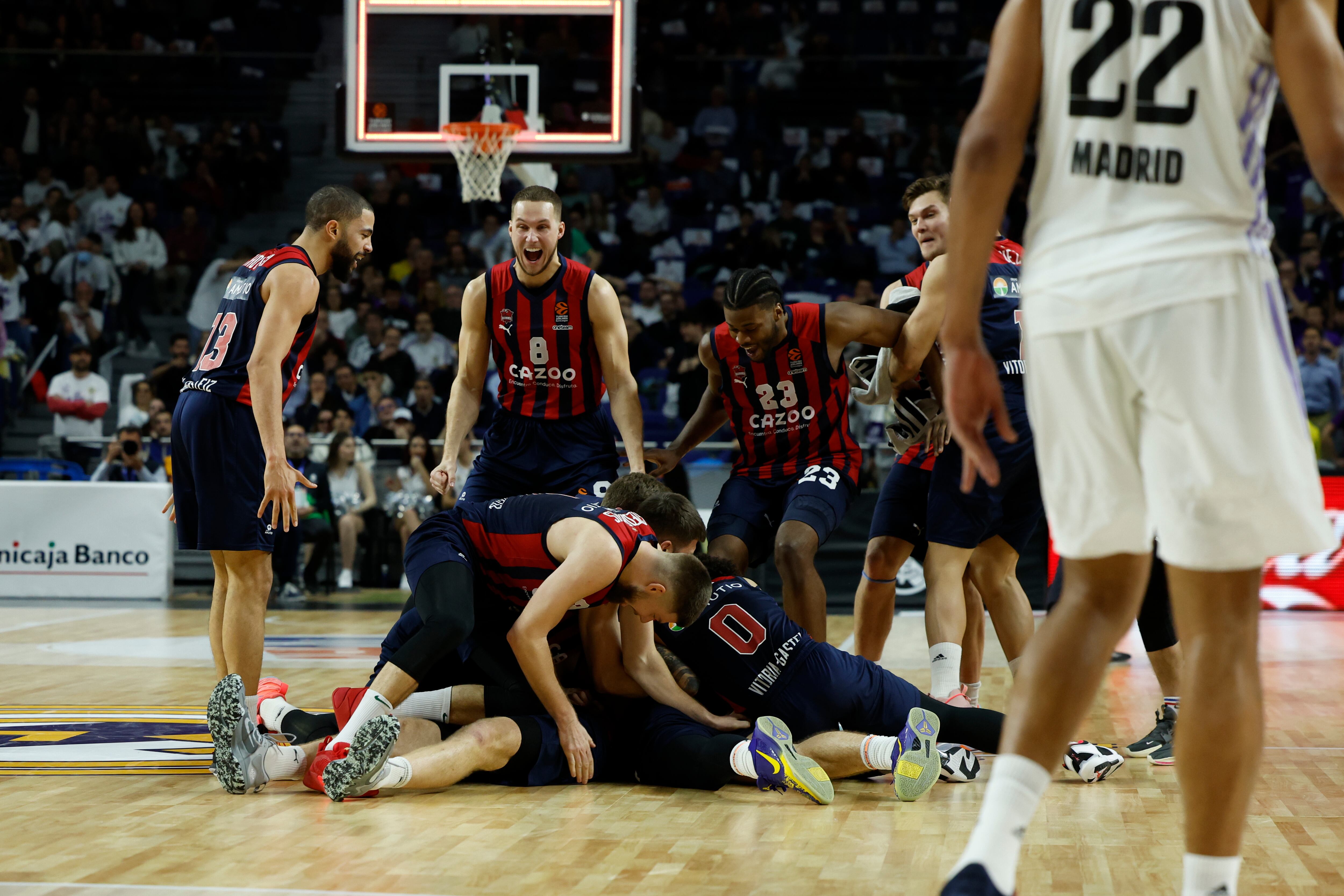 Los jugadores del Baskonia celebran una de las 4 victorias que consiguieron la temporada pasada contra el Real Madrid.