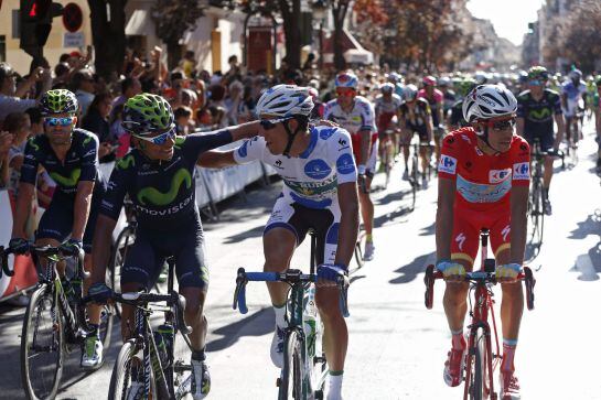 GRA165 ALCALA DE HENARES (MADRID), 13/09/2015.- El colombiano del equipo Movistar Nairo Quintana,felicita al español del equipo Caja Rural,Omar Fraile,lider de la montaña,en presencia del italiano del equipo Astana,Fabio Aru (c), durante la vigesimo primera y ultima etapa de la Vuelta Ciclista a España,con salida en la localidad de Alcala de Henares y meta en Madrid,con un recorrido de 97,8 kilómetros.Efe/Javier Lizón