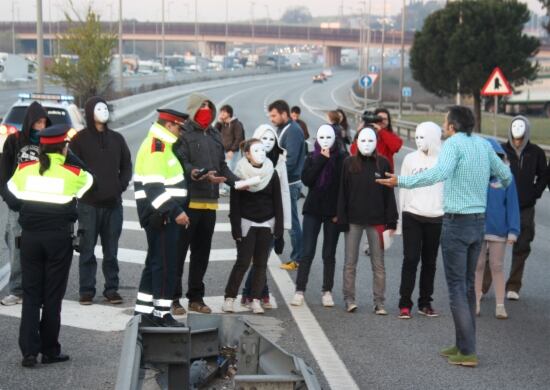 Estudiants de l'Autònoma, amb màscares blanques, tallen l'autopista i el lateral