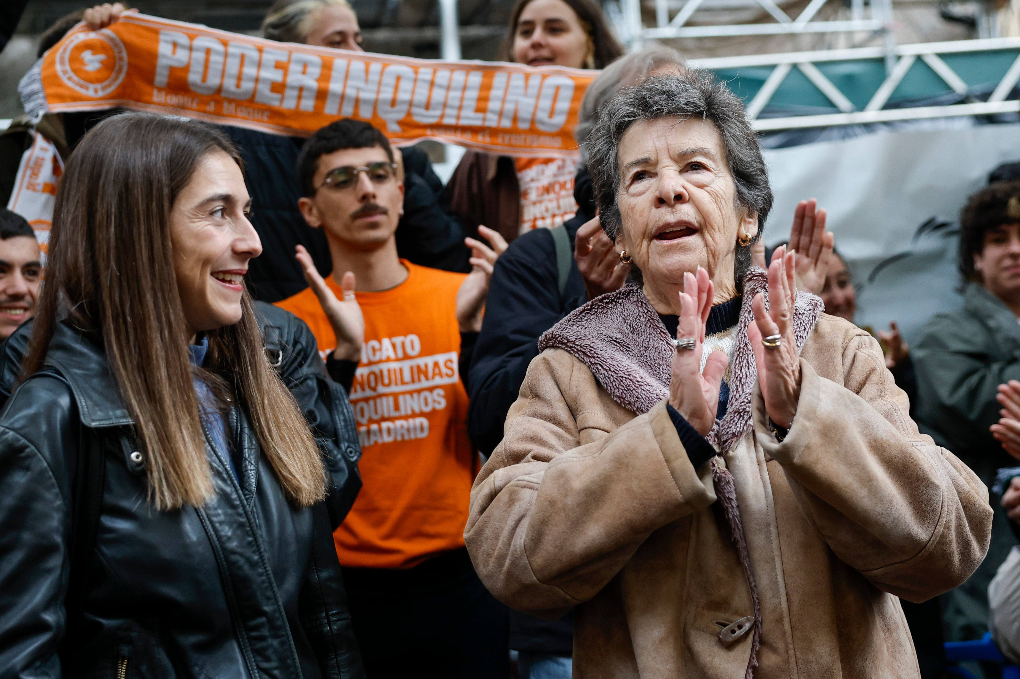 Maricarmen, anciana de 87 años amenazada de desahucio, acompañada de su abogada Beatriz Duro, muestra su alegría este miércoles después de que ayer haya sido paralizado por el juzgado que lleva el caso el primer intento de desahucio de la vivienda del barrio de Retiro de Madrid donde lleva siete décadas por &quot;la falta de una solución habitacional por parte de las administraciones&quot;. EFE/ Sergio Perez