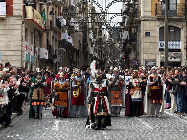 El sargento Jordi Seguí Orejuela y los glorieros y glorieras del bando cristiano en la 'arrancà' de la plaza de España.