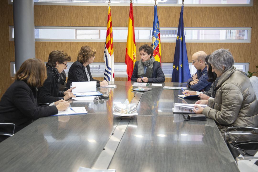 La alcaldesa, Carmina Ballester, junto al concejal de Bienestar Social, Familia y Mayores, Óscar Valero y la Directora General de Acción Comunitaria y Barrios Inclusivos de la Generalitat Valenciana, María José Cortell. 