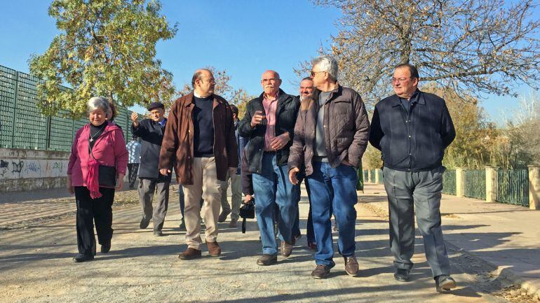 Paseo electoral de Sebastián Pérez (PP-Granada) con mayores por el paseo de la Fuente de la Bicha