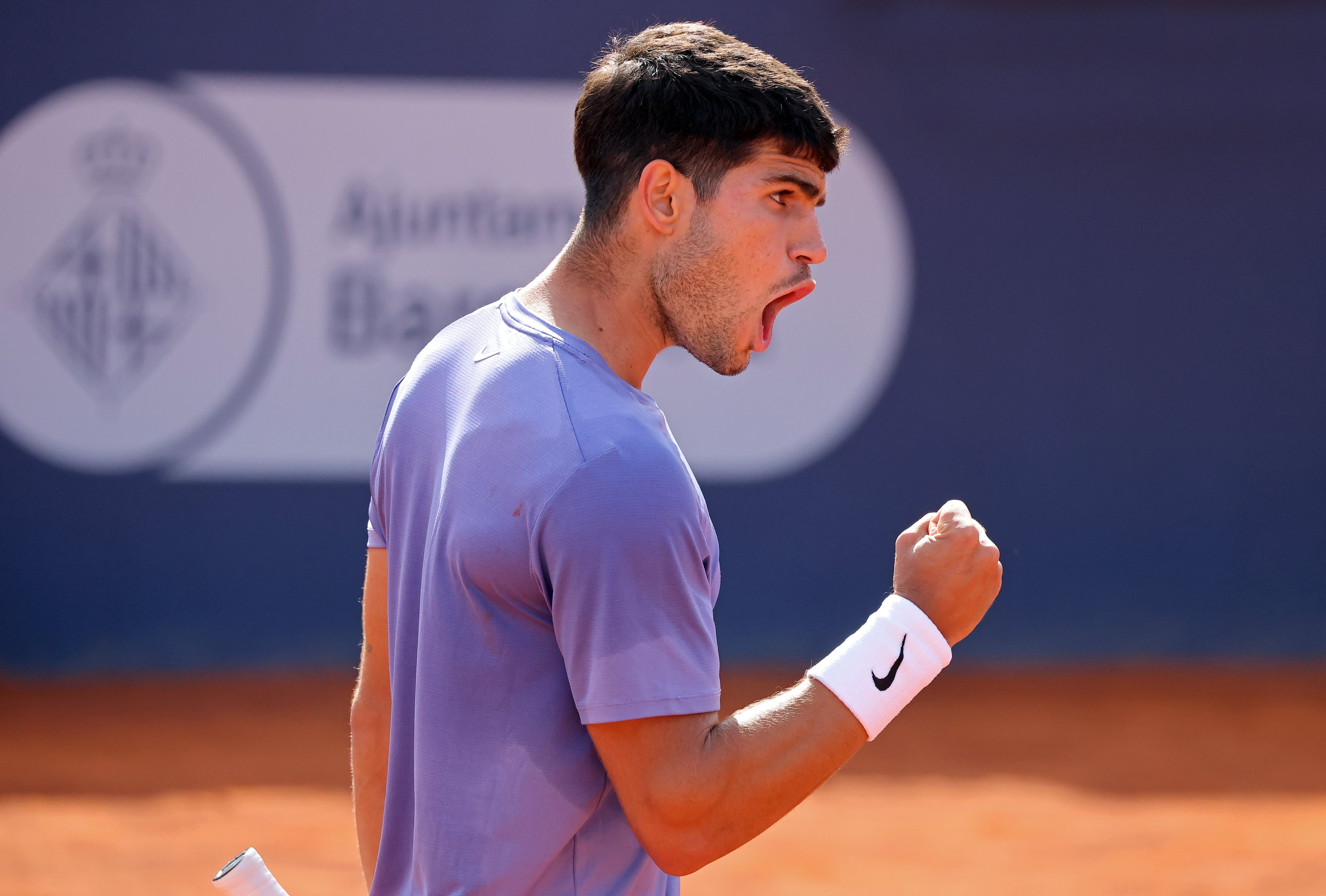 Carlos Alcaraz celebra un punto en el Conde de Godó 2025