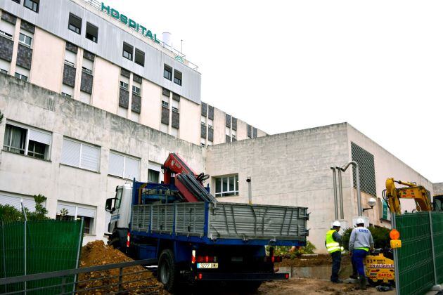 Obras en la rampa de acceso del Hospital Reina Sofía para la instalación de un nuevo equipo de resonancia magnética