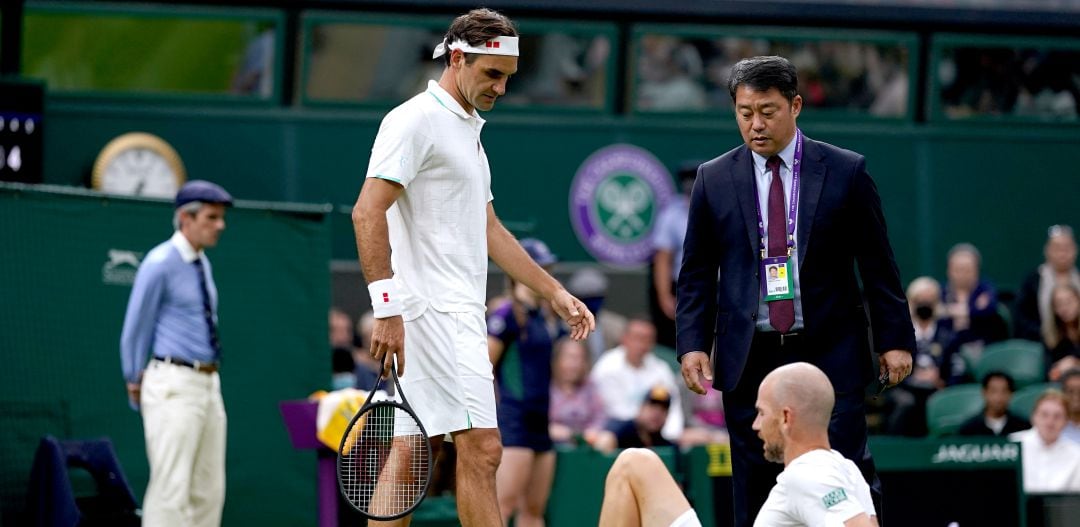 Roger Federer se interesa por Adrian Mannarino cuando ve que su rival no puede continuar por lesión