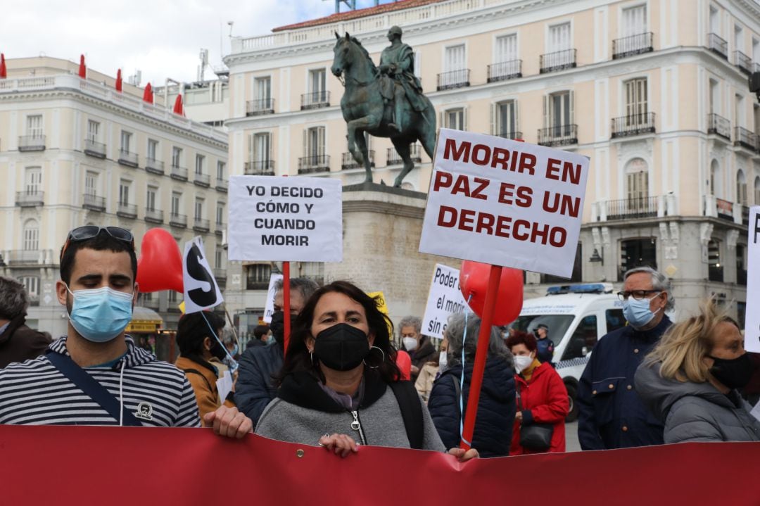 Una mujer con un cartel en el que se lee: `Morir en paz es un derecho´ durante una concentración de Derecho a Morir Dignamente en la Puerta del Sol, en una imagen de archivo. 