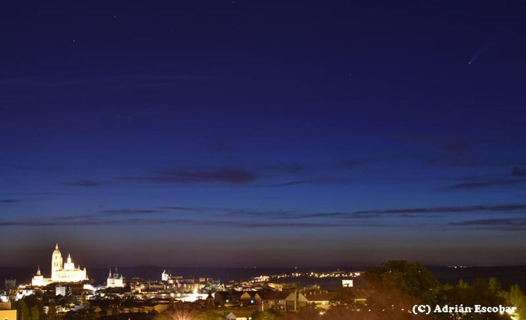 Imagen del cometa Neowise sobre la ciudad de Segovia