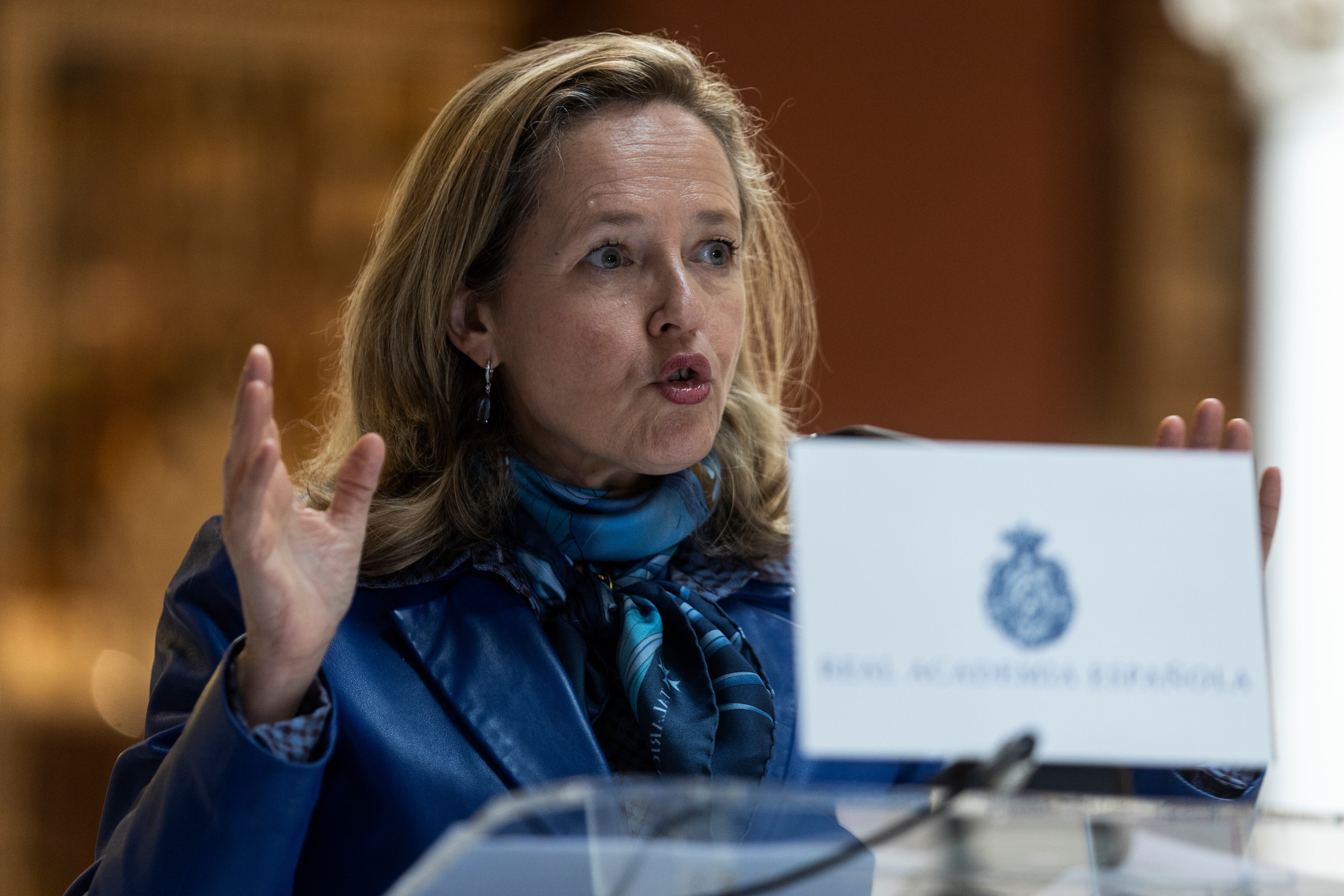 MADRID, 07/04/2022.- La vicepresidenta primera del Gobierno y ministra de Economía, Nadia Calviño, interviene en la presentación del convenio con la Real Academia Española para el desarrollo del Proyecto Lengua Española e Inteligencia Artificial (LEIA), este jueves en Madrid. EFE/Rodrigo Jiménez
