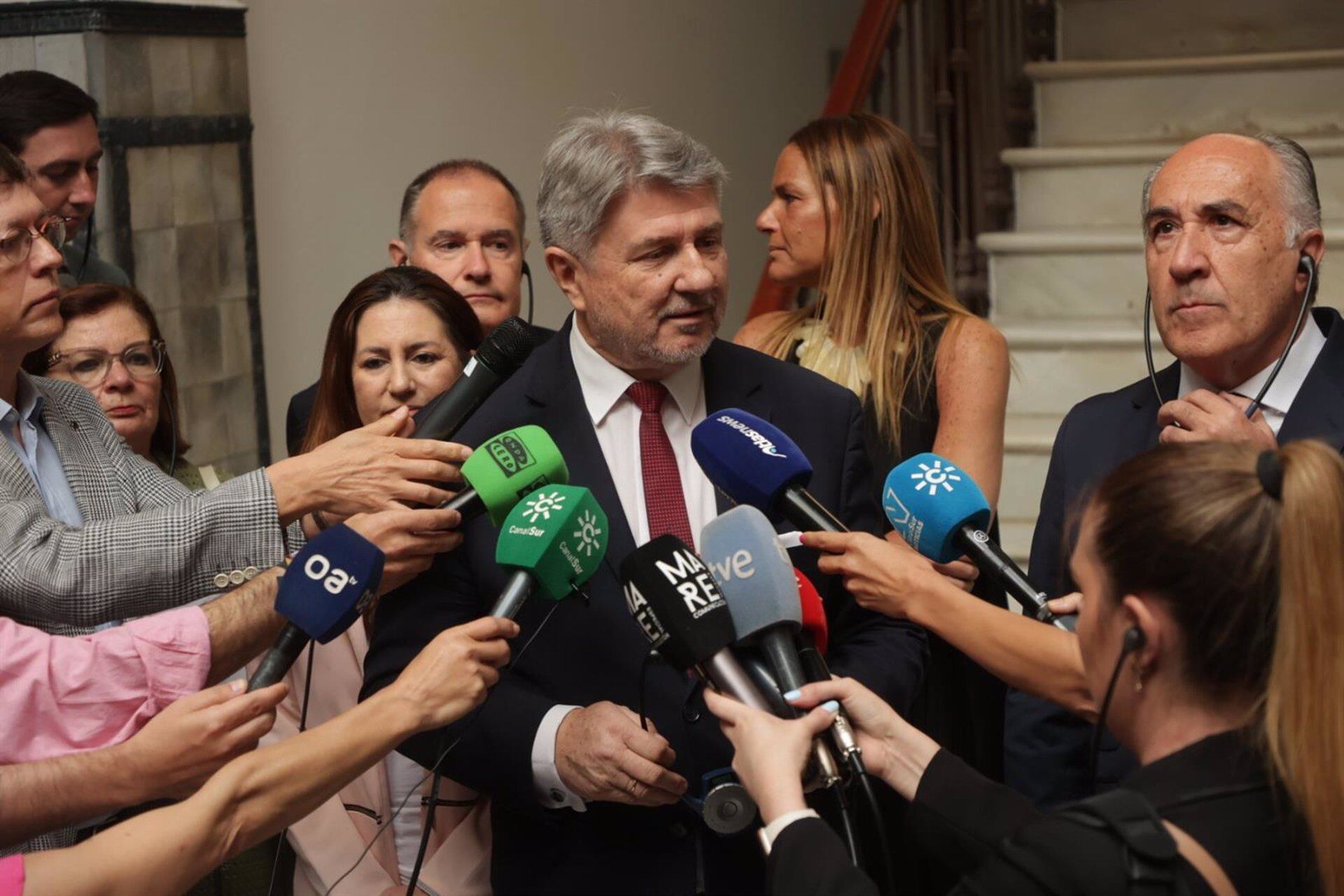 El presidente de la delegación de la Comisión de Peticiones del Parlamento Europeo, Bogdan Rzonca, atiende a la prensa junto al alcalde de Algeciras.