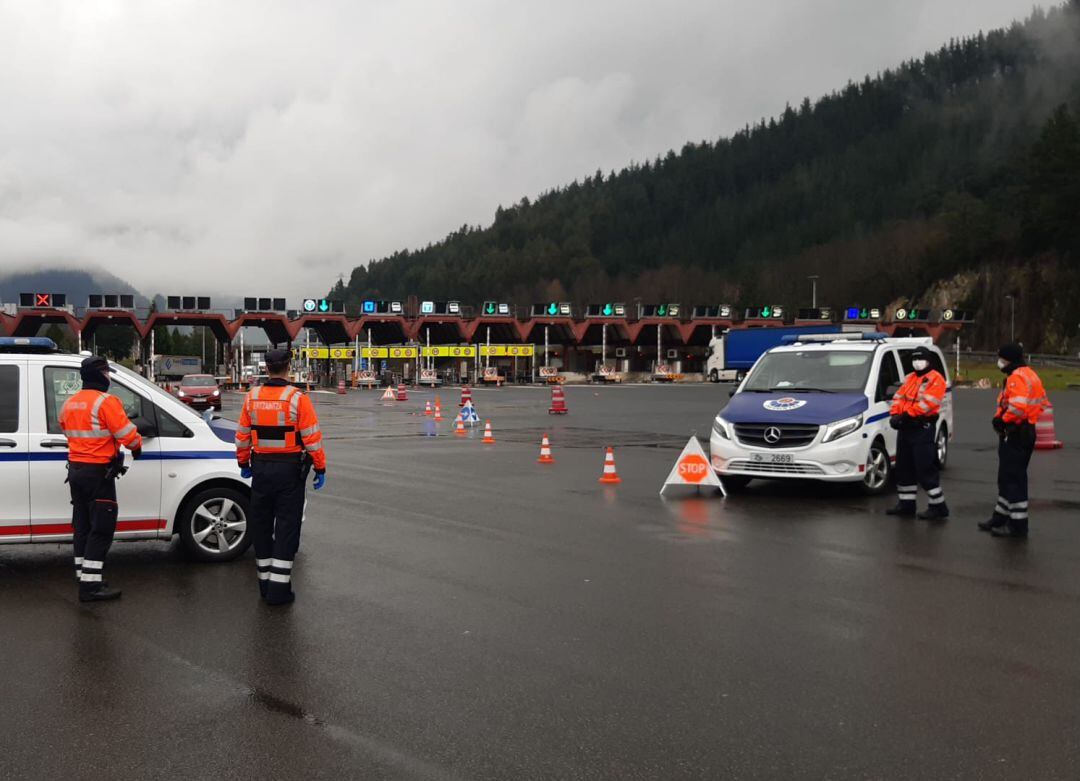 Agentes de la Ertzaintza desplegados en un control de carretera