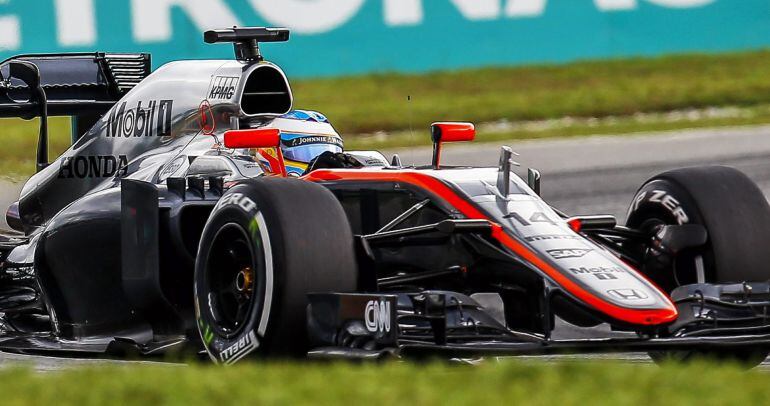 Fernando Alonso, en el trazado de Sepang, donde solo ha podido recorrer 22 vueltas en el GP de Malasia.