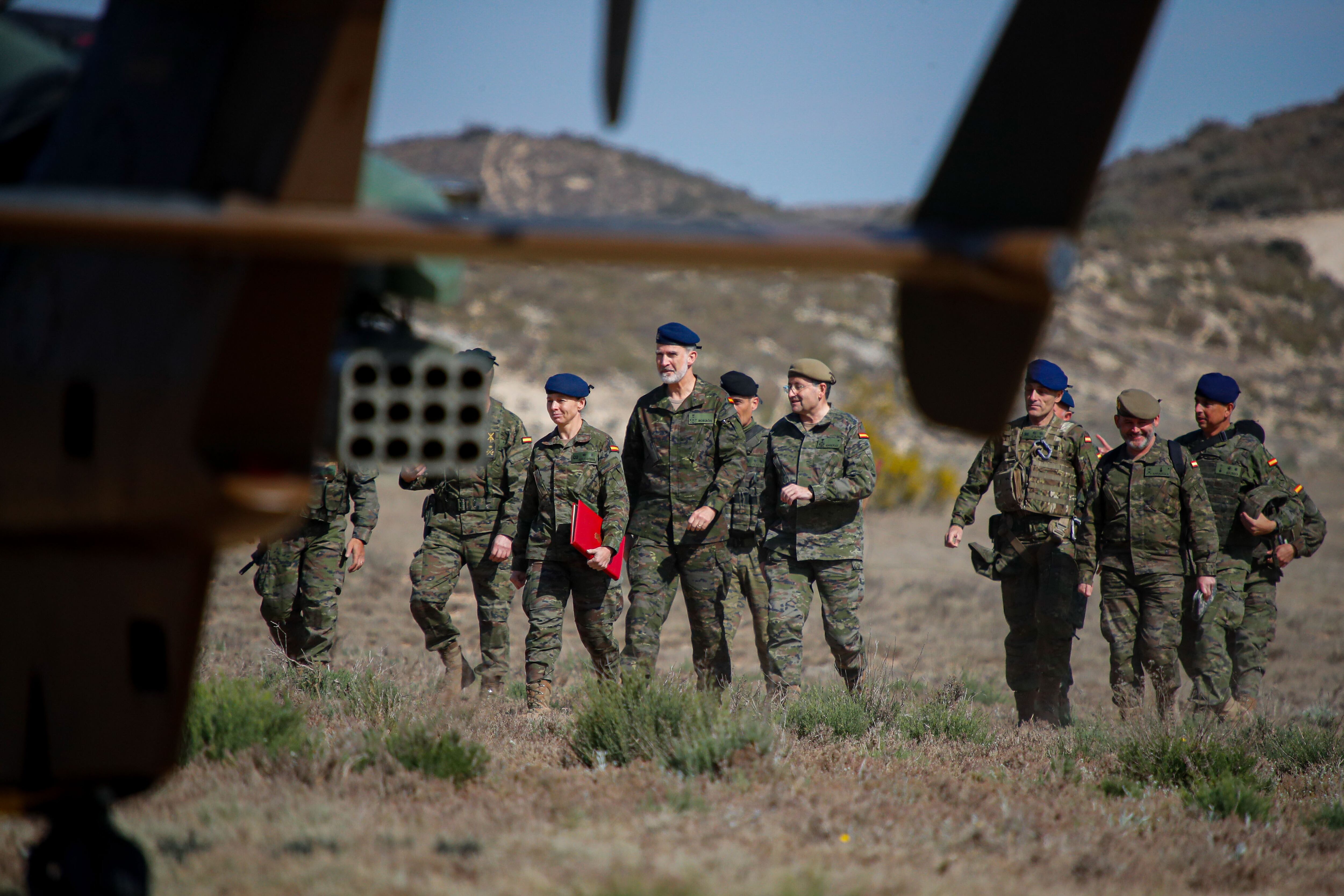 ZARAGOZA, 18/05/2023.- El rey Felipe VI asiste este jueves a unos ejercicios militares en el Centro Nacional de Adiestramiento de San Gregorio, Zaragoza. EFE/ Javier Cebollada
