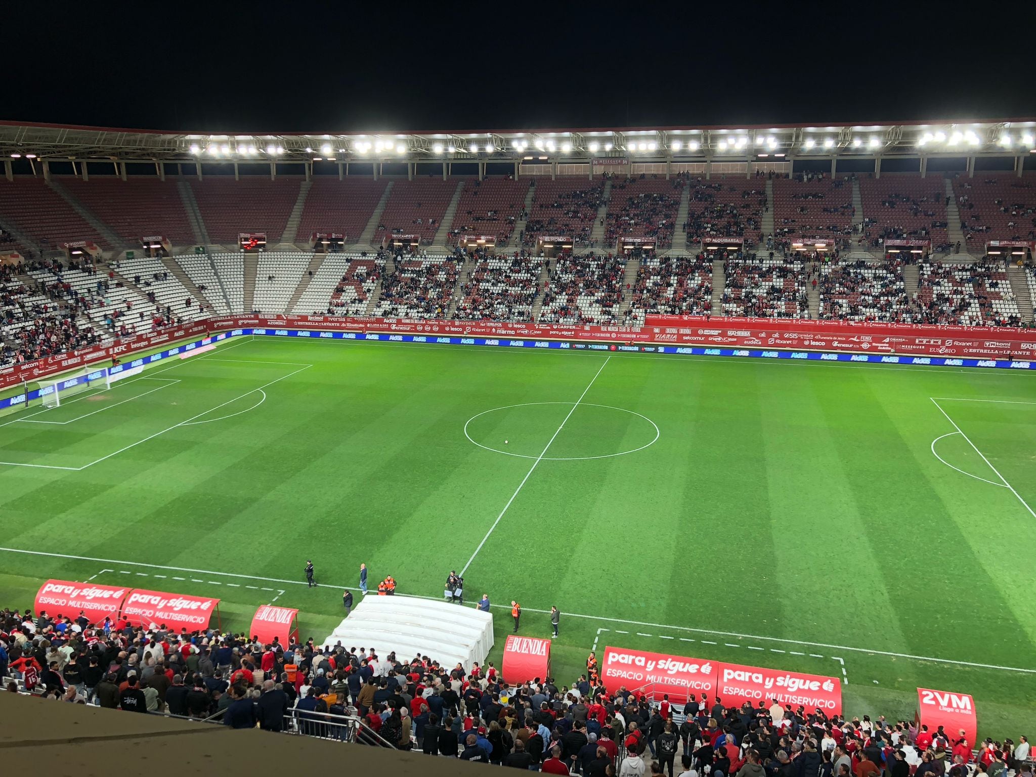 El partido en el Enrique Roca se detiene por el lanzamiento de objetos.