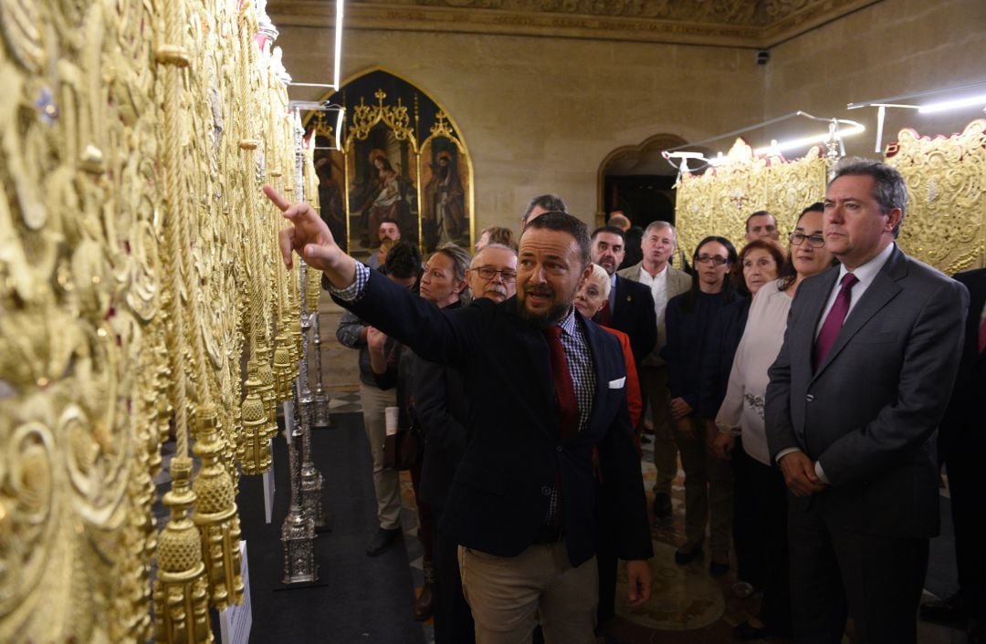 El alcalde Juan Espadas atiende a la explicación de Javier Sánchez de los Reyes, diseñador del palio de la Virgen del Rosario de San Pablo