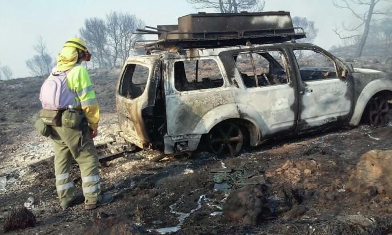 Coches calcinados en el incendio de Liétor que obligó a evacuar a dos retenes