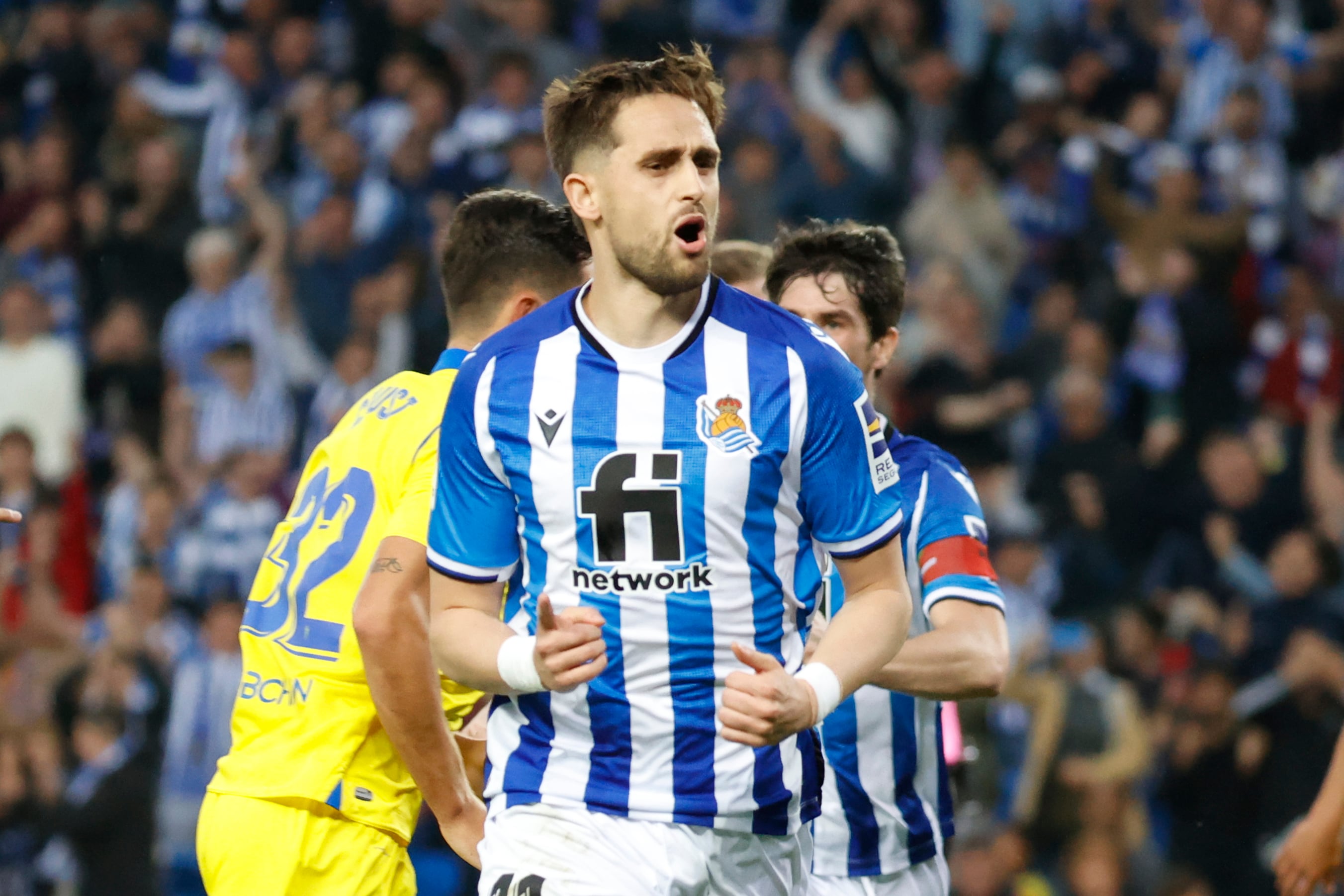 SAN SEBASTIÁN, 12/05/2022.- El delantero de la Real Sociedad Adnan Januzaj celebra tras marcar el segundo gol ante el Cádiz, durante el partido de Liga en Primera División que se disputa hoy jueves en el Reale Arena, en San Sebastián. EFE/Javier Etxezarreta