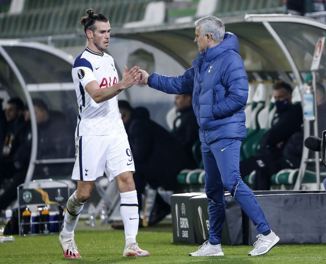 Saludo entre Gareth Bale y Jose Mourinho