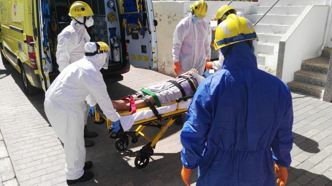 Traslado del hombre con síntomas compatibles con el COVID-19.