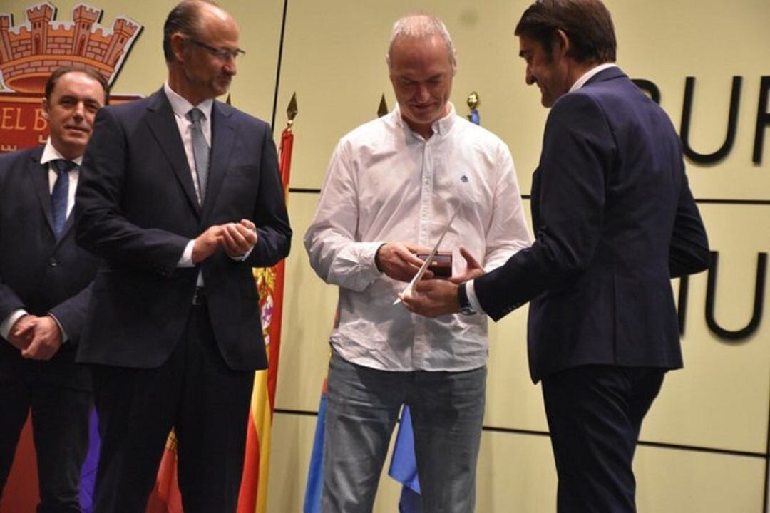 Jorge de Miguel (centro) recibe su Medalla de Oro al Mérito de la Protección Ciudadana de Castilla y León.