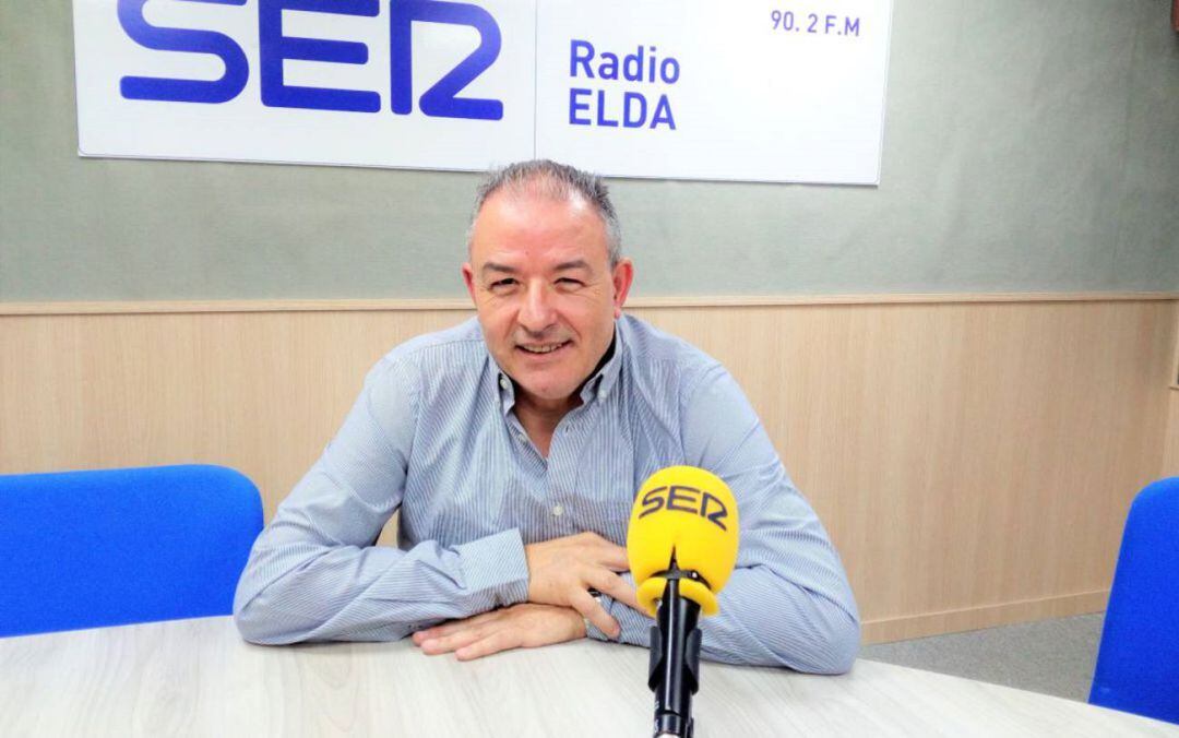 Carcelén en una visita a Radio Elda Cadena SER