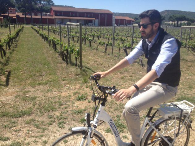 Iván Pérez, responsable de márketing de Villacreces, promocionando el &#039;bicienoturismo&#039;.