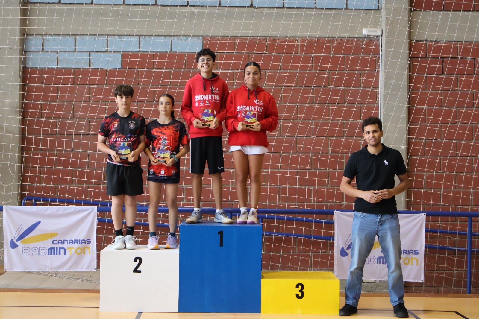 Jugadores del Auria Bádminton Club en el segundo cajón del podio del Campeonato de Canarias Sub´15 y Sub´17.