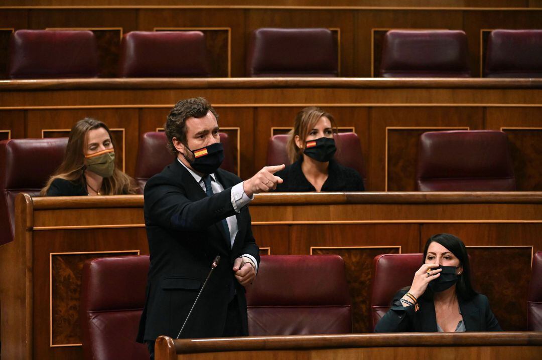 Iván Espinosa de los Monteros junto a Macarena Olona, en el pleno del Congreso