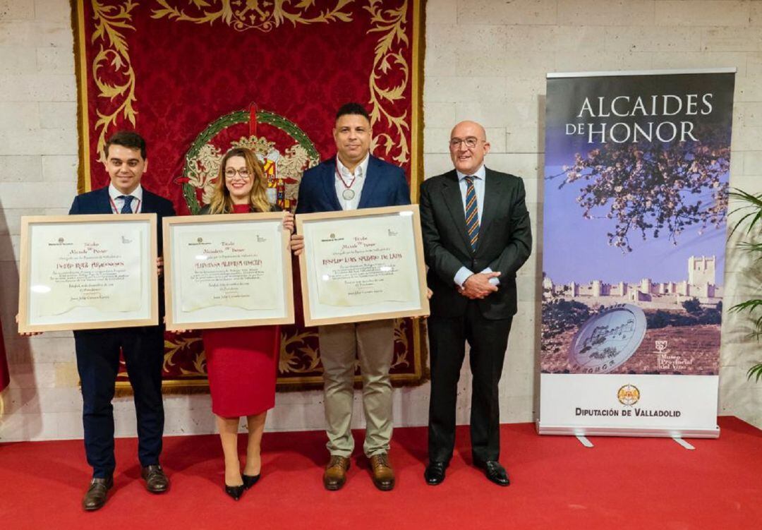 Los premiados con esta distinción junto con el presidente de la Diputación