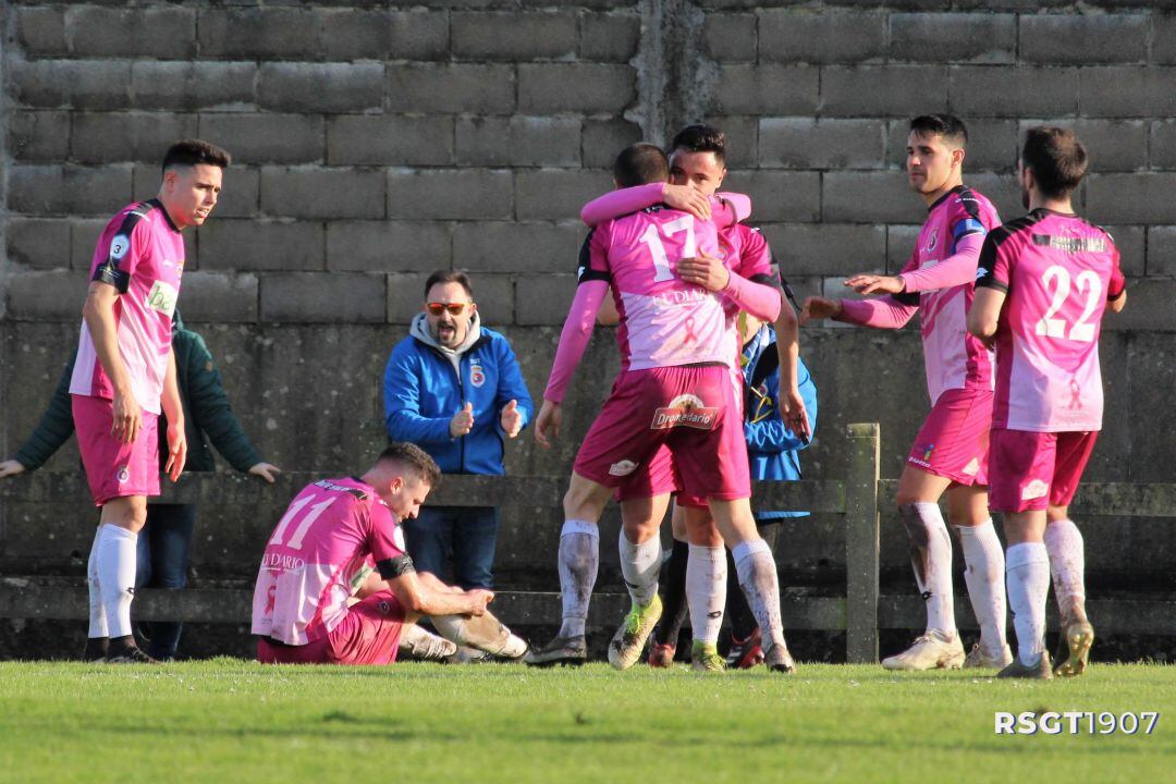 Jugadores gimnásticos celebran uno de los tantos en Baceñuela