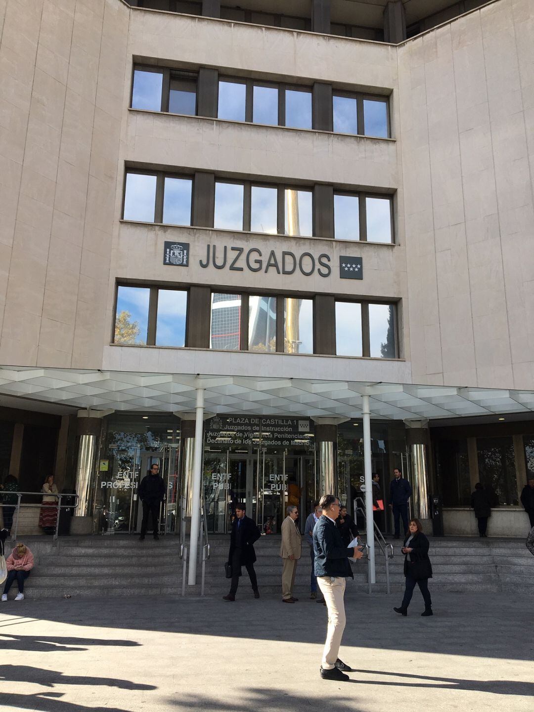 Acceso principal a la sede de los juzgados de instrucción y primera instancia de Madrid