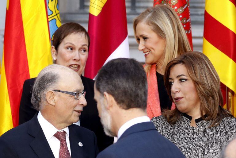 El rey Felipe VI, junto al ministro de Hacienda y Función Pública, Cristóbal Montoro (primera fila-i), la presidenta de Andalucía, Susana Díaz (primera fila-d), la presidenta de Navarra, Uxue Barkos (segunda fila-i), y la presidenta de la Comunidad de Mad